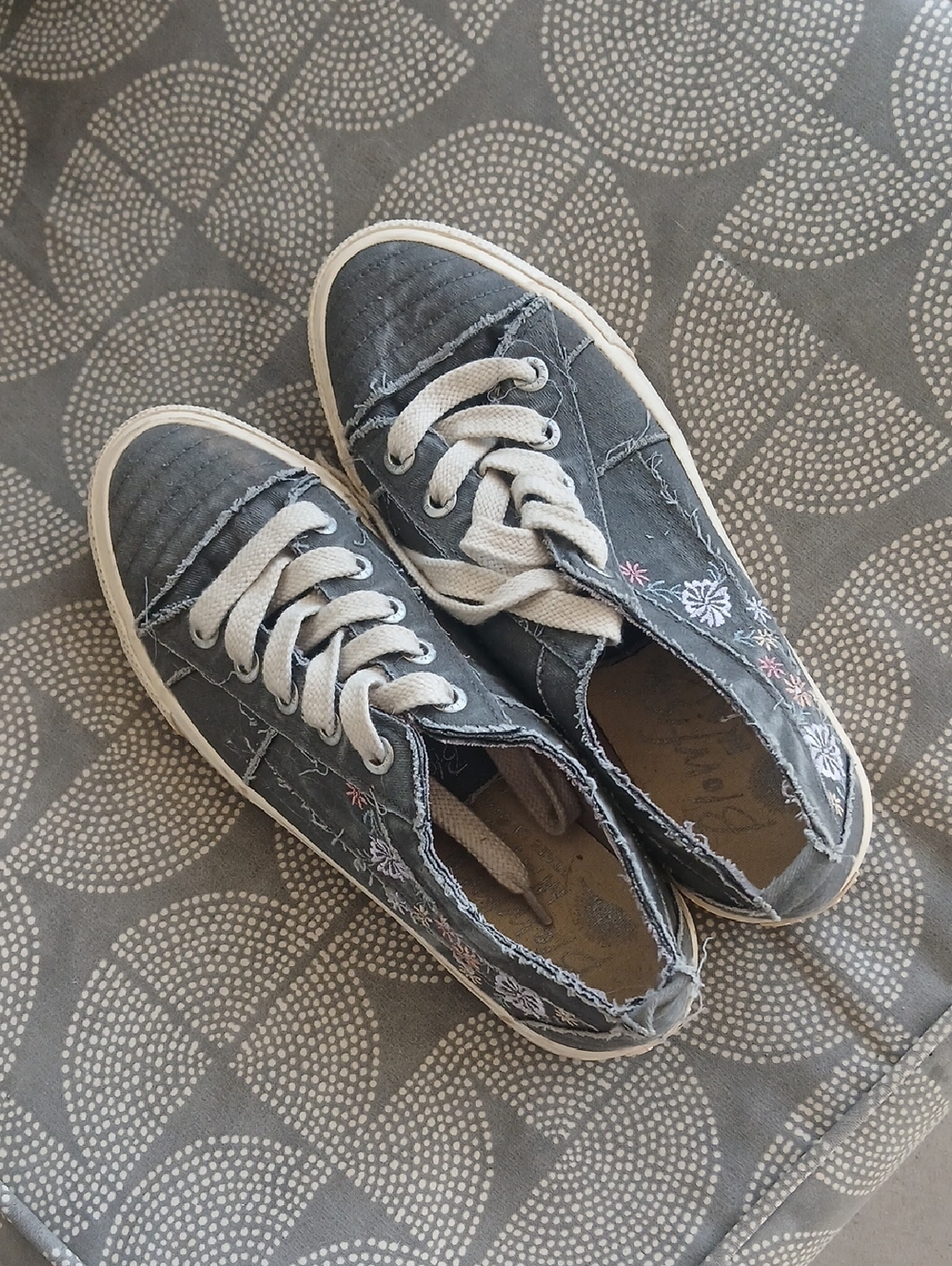 Women's Gray Canvas Low-Top Sneakers with White Laces and Floral Embroidery